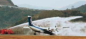 高知空港におけるボンバルディア機胴体着陸事故（平成19年3月13日）